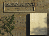 907851 Afbeelding van de naam 'MARIA SCHOOL' op de gevel van de Dr. Bosschool (Nolenslaan 33) te Utrecht, die ...